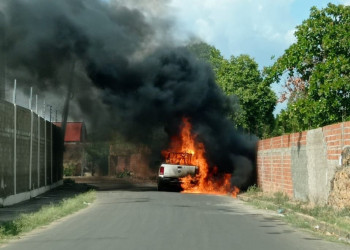 Carro fica destruído após pegar fogo na zona Leste de Teresina